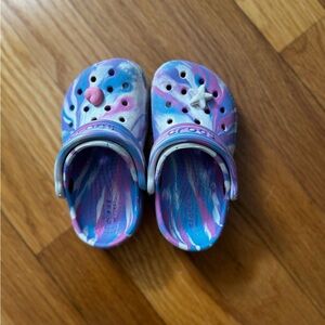 CROCS Kids' Blue and Pink Swirl Clogs